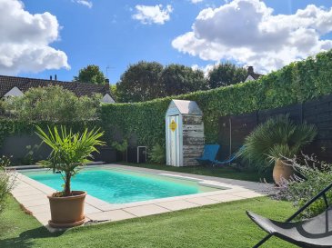 Belle maison semi-mitoyenne avec piscine, garage à 4 mn à pi.  Venez visiter avec Miss-Immo, cette agréable maison très bien située à quelques minutes à pied du bourg St Vincent, des commerces, écoles, collèges.
 Vous serez accueillis par son jardin clos arboré et son garage attenant. Son entrée séparée amène à la salle à manger/salon dont la vue saura vous séduire quant à sa piscine et à son jardin expo sud. la cuisine séparée s'ouvre aussi sur le jardin. son étage offre 3 chambres dont une avec mezzanine pouvant servir de bureau ou petite chambre complémentaire, une salle de bains baignoire avec toilettes également.
 Prix de vente 478 000 EUR. Prix Hors honoraires 461 835 EUR, honoraires à la charge de l'acquéreur soit 3,50 % T.T.C.
 le DPE a été réalisé le  28/11/2018 en C 145,18 et D 34  Montant estimé des dépenses annuelles d'énergie pour un usage standard :
 997,95 EUR par an. Prix moyen des énergies indexées sur l'année 2015 (abonnements compris). DPE valable jusqu'au 31/12/204 sera revu selon les nouvelles normes à la vente.
 Les informations sur les risques auxquels ce bien est exposé sont disponibles sur le site Géorisques : www.georisques.gouv.fr
 Copropriété gérée par une ASL absence de charges de copro.
 L'Avis de Miss-Immo : Vous désirez vivre au bourg st Vincent pour toutes ses commodités, eh bien, cette maison saura vous séduire par son environnement calme et arboré.
 15 mn à pied du tram croisé laroche, 4 mn à peine pour le bus

    