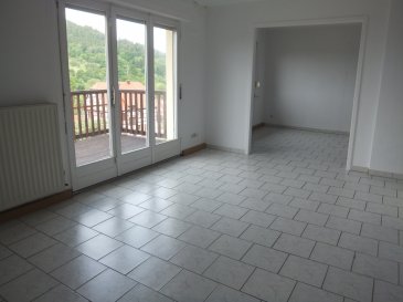 Location 3 pièces 70 m2 à Lembach.  GC Immobilier vous propose un appartement entièrement refait à Lembach, 3/4 pièces de 70 m2 au 2è étage dans un immeuble de 6 logements, au calme.<br> L\'appartement comprend :<br> - une entrée<br> - un salon donnant sur une belle terrasse<br> - une salle à manger<br> - une cuisine<br> - 2 chambres<br> - un WC séparé<br> - une salle de bain<br> - une cave<br>  <br> Chauffage collectif au fuel.<br>  <br> Loyer de 500 EUR /mois<br> Provision sur charges de 160 EUR /mois avec une régularisation annuelle<br> Honoraires d\'agence : 500 EUR TTC (1 mois de loyer) à la charge du locataire<br>  <br> Contactez votre agent immobilier Nadia Billmann qui vous conseillera et renseignera.<br> GC Immobilier - 03 88 94 79 91 ou portable 06 84 79 14 92.  