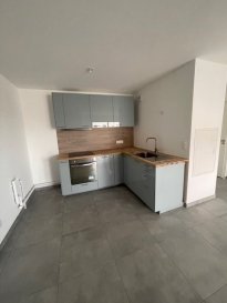 Appartement F2 Neuf avec Terrasse et garage fermé à Montigny Les Metz
Situé au cœur de Montigny Les Metz, cet appartement F2 offre un cadre de vie idéal pour les amateurs de confort et de praticité.

Caractéristiques principales :
Une cuisine équipée ouverte sur séjour, une chambre, ainsi qu'une salle de douche avec WC.
Une grande terrasse spacieuse de 14m².
Loyer : 590 € + 70 € de charges mensuel + 60 € de charges de provisions pour le chauffage avec un décompte annuel.
(chauffage compris)

352,00 € correspondant à la constitution du dossier, la rédaction du bail, correspondant aux visites + 132 € à l'état des lieux

Garanties demandées
Possibilité de la garantie visale pour certaines locations**

(Attention, appartement soumis aux dispositif Pinel ne pas dépasser un certain plafond de revenus*)

contact:  ppiconseils03@orange.fr

ou 0631724696