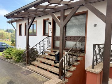Viel Platz für Familie, Hobby und Handwerk  ein Haus mit Potenzial in grenznaher Lage

Dieses massiv gebaute Wohnhaus aus dem Jahr 1980 bietet viel Raum für individuelle Wohnideen und vielfältige Nutzungsmöglichkeiten. Auf einem großzügigen Grundstück von 968 m² gelegen, überzeugt die Immobilie durch ihr umfangreiches Platzangebot, zusätzliche Nebengebäude und attraktive Außenbereiche. Mit rund 185 m² Wohnfläche auf Erd- und Obergeschoss sowie weiteren ca. 95 m² im Souterrain eröffnet sich hier eine interessante Gelegenheit für Familien, Mehrgenerationenwohnen oder Käufer, die Wohnen und Hobby miteinander verbinden möchten. 

Die überdachte Eingangssituation mit ihrer charakteristischen Holzkonstruktion verleiht dem Haus einen besonderen Wiedererkennungswert. Eine Terrasse mit ca. 20 m² und zwei Balkone bieten zusätzliche Möglichkeiten, die Außenbereiche zu genießen. 

Großzügiges Raumangebot mit vielen Optionen

Das Erdgeschoss umfasst ca. 105 m² und bietet vielfältige Möglichkeiten für die Gestaltung des täglichen Wohnens. Im Obergeschoss stehen weitere ca. 80 m² zur Verfügung die teilweise noch ausgebaut werden müssen. Die vorhandenen Flächen lassen sich entsprechend den individuellen Bedürfnissen gestalten und nutzen. 

Energieträger: Elektro, Holz
Heizungsart: Ofen

Ergänzt wird das Wohnhaus mit dem Souterrain insgesamt ca. 95 m² Nutzfläche. Ob für Hobby, Werkstatt, Lagerung oder andere geeignete Zwecke ? diese zusätzlichen Flächen bieten wertvolle Flexibilität. Das 968 m² große Grundstück bietet ausreichend Raum für Gartenideen, Erholung im Freien und eine individuelle Gestaltung des Außenbereichs. 

Ausstattung und weitere Merkmale:
- Massivbauweise, Baujahr 1980
- Grundstück mit ca. 968 m²
- Erdgeschoss mit ca. 105 m²
- Obergeschoss mit ca. 80 m²
- Souterrain mit ca. 95 m²
- Terrasse mit ca. 20 m²
- Zwei Balkone
- Garage und zwei Außenstellplätze
- Bodenbeläge aus Fliesen und Laminat
- Holz-, Elektro- und Speicherofenheizung
- Doppelverglaste Fenster aus dem Jahr 1981
- Dach mit Eternit-Wellplatten, Berliner Welle
- Teilweise möbliert

Eine Immobilie mit Entwicklungsmöglichkeiten

Diese Immobilie richtet sich an Käufer, die Wert auf Platz, ein großzügiges Grundstück und zusätzliche Nutzflächen legen. Die solide Massivbauweise bildet eine gute Grundlage für eine individuelle Weiterentwicklung. Je nach persönlichem Anspruch können Modernisierungs- und energetische Verbesserungsmaßnahmen eingeplant werden. 

Grenznahe Lage mit interessanten Perspektiven

Das Haus befindet sich in Körperich in der Nähe der luxemburgischen Grenze. Die Lage ist besonders für Menschen interessant, die grenzüberschreitend arbeiten oder die Nähe zu Luxemburg mit einem großzügigen Wohnumfeld verbinden möchten. 

Ob als neues Zuhause für eine Familie, als Wohnsitz mit viel Platz für persönliche Projekte oder als Immobilie mit individuellem Entwicklungspotenzial ? dieses Haus bietet eine interessante Grundlage für unterschiedliche Wohnkonzepte. 

Entdecken Sie die Möglichkeiten dieser Immobilie und gestalten Sie daraus Ihr persönliches Zuhause. Vereinbaren Sie gerne einen Besichtigungstermin.