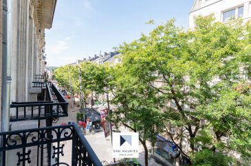 Appartement Élégant et Rénové en 2020.

Ce bel appartement de 70m² est situé dans la rue piétonne du centre-ville, au 3ème étage d'un immeuble de 4 appartements, contruit dans les années 1950 et doté d'un ascenseur. Il offre un  cadre de vie très agréable grâce à une hauteur de plafond de ± 3m50.

En entrant, un hall d'entrée de 7m² mène à un salon lumineux et spacieux de 35m² qui s'ouvre sur un balcon de 3m². Un espace polyvalent de 9m², actuellement utilisé comme bureau, peut facilement être transformé en cuisine selon vos besoins. Une belle chambre de 13m² et une salle de bains moderne de 5m². Un balcon supplémentaire de 6,8m² à l'arrière de l'immeuble offre coin de détente havre de paix. Cet appartement traversant est baigné de lumière naturelle tout au long de la journée, ce qui accentue son atmosphère chaleureuse et accueillante. Les hauts plafonds amplifient encore le sentiment d'espace et de grandeur.

Au sous-sol : une cave privée de 2,50m² au sous-sol.

Caractéristiques principales :

- Rénové avec goût et matériaux de qualité supérieure
- Disposition unique avec des espaces généreux
- Situé dans un immeuble avec ascenseur
- Classe énergétique : E
- Fenêtres à double vitrage avec volets
- Place de parking intérieure disponible en location (± € 80/mois)

Cet appartement exceptionnel est véritablement une perle rare.

Contact : Jimmy de Brabant - Tél : +352 661 167 494  -  email : jimmy@vanmaurits.lu