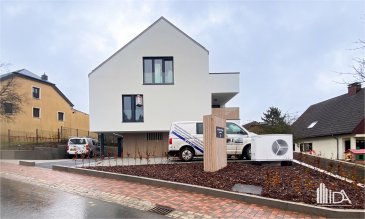 L'Agence Immobilière de l'Attert vous propose en vente ce bel appartement situé à l'entrée du charmant village de Reuler dans la commune de Clervaux proche de toutes commodités.

Le studio de +/- 49,40m² habitable, situé au 1er étage de la résidence Les Jardins de Reuler, se compose comme suit ;

- Un hall d'entrée 
- Une belle cuisine équipée ouverte sur un séjour/salle à manger lumineux
- Un balconnet couvert de +/-3m2 orienté Sud-Est
- Un débarras à l'arrière de la cuisine
- Un WC séparé
- Une belle salle de douche avec lavabo
- 1 chambre à coucher +/-13m2 

Le logement dispose également au sous-sol de la résidence, d'une cave privative et d'un emplacement de parking intérieur.

Localisé dans le Parc Naturel de l'Our, ce bien vous séduira par sa situation idéale proche de toutes commodités (à proximité de la Gare et du centre de Clervaux, des axes autoroutiers, du Lycée Edward Steichen). À 2 minutes de Clervaux et de Marnach et à 30 minutes de Diekirch et Ettelbruck.

Pour plus d'informations ou pour visiter cette propriété, contactez-nous au +352 23 62 90 20 ou sur immo@immoaida.lu

Consultez nos biens sur www.immoaida.lu
