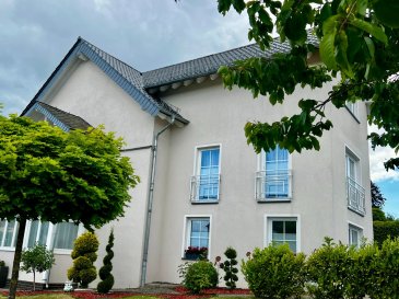 Großzügiges Einfamilienhaus mit fünf Schlafzimmern, lichtdurchflutetem Wohnambiente und gepflegtem Garten – ideal für Familien oder wohnen und arbeiten unter einem Dach.

Dieses charmante Wohnhaus überzeugt mit einer durchdachten Raumaufteilung, hellen Wohnräume und einem liebevoll angelegten Garten, auf einen 723 m² großen Grundstück. Mit einer Wohnfläche von ca. 210 m², auf drei Etagen, bietet die Immobilie viel Platz und vielseitige Nutzungsmöglichkeiten – ideal für Familien, Homeoffice oder Mehrgenerationenwohnen.

Raumaufteilung:

Im Erdgeschoss gelangen Sie vom Eingangsbereich aus rechter Hand in den Heizungsraum und weiter in die große Waschküche, mit direktem Zugang zur Terrasse und in den gepflegten Garten – perfekt für praktische Abläufe im Alltag. Geradeaus empfängt Sie die gemütliche Wohnküche mit Einbauküche. Ein zusätzlicher Lagerraum sowie ein separates Gäste-WC runden das Raumangebot auf dieser Ebene ab. Die Böden sind hier vollständig gefliest.

Das erste Obergeschoss beeindruckt mit einem großzügigen Wohnbereich und einem Esszimmer mit Zugang zu einem kleinen Balkon. Das offene, lichtdurchflutete Treppenhaus schafft ein einladendes Wohnambiente. Auf dieser Etage befinden sich außerdem zwei gut geschnittene Schlafzimmer sowie ein Badezimmer mit Dusche.

Über eine Holztreppe erreichen Sie das neu renovierte Dachgeschoss. Hier erwarten Sie zwei sehr große Schlafzimmer sowie ein weiteres kleineres Zimmer, das sich hervorragend als Ankleideraum, Büro oder Fitnessraum eignet. Die Etage ist mit pflegeleichtem PVC-Boden ausgestattet, die Fenster sind moderne Kunststofffenster mit Doppelverglasung, alle Wände wurden frisch gestrichen.

Ausstattung und Highlights:

Ca. 210 m² Wohnfläche
Fünf Schlafzimmer (flexibel nutzbar)
Wohnküche mit Einbauküche
Ein Badezimmer und separates Gäste-WC
Neuer Bodenbelag und Fenster im 2. OG
Lichtdurchflutetes, offenes Treppenhaus
Gepflegter Garten mit Terrasse
Praktische Nebenräume (Waschküche, Lagerraum, Heizungsraum)

Ruhige Wohnlage

Dieses Haus vereint Wohnkomfort mit Funktionalität und bietet viele Möglichkeiten zur individuellen Gestaltung. Ideal für Familien mit Kindern, Paare mit Platzbedarf oder Selbstständige, die Arbeiten und Wohnen kombinieren möchten.
nicht unterkellert, Dach ausgebaut
Terrasse, Garten, Balkon
2 Stellplätze
Bad mit Fenster, Wanne und Dusche, Gäste-WC
Einbauküche, offene Küche, Speisekammer
Böden: Holzdielen, Fliesenboden, Laminat
Fenster: Kunststofffenster
Anschlüsse: Satellitenanschluss
Weitere Räume: Abstellraum, Wasch-Trockenraum