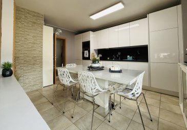 À vendre  
Sublime appartement lumineux à Differdange.  

Découvrez ce superbe appartement de 71m², situé dans une résidence bien entretenue à Differdange, au 2ème étage avec ascenseur. Spacieux, très lumineux et parfaitement agencé, il offre un cadre de vie confortable et fonctionnel.  

Composition de l'appartement :  
- Hall d'entrée accueillant  
- Salon lumineux  
- Cuisine équipée moderne  
- WC séparé  
- Débarras  
- Salle de douche  
- 2 chambres à coucher  

Annexes :  
- Cave privative  
- 1 emplacement de parking à louer possibilité de reprendre (100€ mensuel)  

Situation :  

L'appartement bénéficie d'une situation idéale, dans un environnement calme et recherché, tout en étant à proximité immédiate de toutes les commodités :  
- Gare accessible à pied  
- Commerces, écoles et services à quelques minutes  
- Accès rapide aux grands axes  
- Forêt et espaces verts à proximité pour les promenades et activités de plein air  

Un bien rare sur le marché, alliant espace, luminosité et emplacement stratégique, idéal pour un couple, une personne seule ou un investissement de qualité.  

Surfaces et dimensions données à titre indicatif.  

Pour plus d'informations ou pour organiser une visite, n'hésitez pas à nous contacter.  

Moura Jemp  
+352621216646