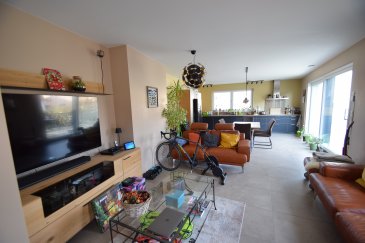 ImmoHouse vous propose à la location ce magnifique appartement 2 chambres idéalement situé à Aspelt.

Au 1er étage d'une résidence soignée de 2017 ce bel appartement de 83m2 se compose de:

- Un grand hall d'entrée
- Un grand salon salle à manger avec terrasse
- Une cuisine équipée ouverte sur la pièce de vie
- Deux chambres à coucher
- Une salle de douche 
- Un wc séparé
- Un grand jardin privatif

A cela s'ajoutent: un garage, un parking exterieur, une cave, une buanderie.

Informations complémentaires:
- charges mensuelles: 300€
- caution: 2 mois de loyer
- frais d'agence : 1 mois plus tva
- disponibilité : immédiate