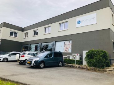 Bureaux modulables avec une surface de 300m2:

- Hall d’entrée
- Kitchenette
- Installations sanitaires ( Wc dames et hommes)
- Bureaux 

A disposition un grand parking à l’arrière du bâtiment 

Loyer 4000€ htva 
Charges 300 htva 
Garantie bancaire 3 mois 
Frais d’agence 4000€ htva 

Nous vous invitons à nous rendre visite ou contacter l'un de nos commerciaux pour plus d'informations.

M. Moura Jemp 
+352621216646

M. Marc Risch 
+352621210333

Les surfaces et superficies sont indicatives

Rejoignez-nous sur Facebook : Newjomar Belval