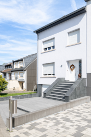 Maison à vendre à Niederkorn. Quartier Prinzenberg

Située dans le quartier résidentiel recherché du Prinzenberg à Niederkorn, cette magnifique maison vous séduira par ses beaux volumes, sa luminosité et son agréable espace extérieur.

Implantée dans un environnement calme et verdoyant, tout en restant à proximité immédiate du centre-ville, des écoles, commerces, transports et de la forêt, elle offre un cadre de vie idéal pour une famille à la recherche de confort et de tranquillité.

Agencement

Rez-de-chaussée : Hall d'entrée accueillant, cuisine moderne entièrement équipée avec îlot central ouverte sur un spacieux living lumineux avec accès direct à la terrasse.

1er étage : Deux grandes chambres, dont une avec dressing. Une salle de bains.

2ème étage : Suite parentale composée d'une chambre, d'un dressing et d'une salle de douche.

Sous-sol : Garage pour deux voitures, bureau idéal pour le télétravail, buanderie et WC séparé.

Extérieurs

La maison dispose de deux belles terrasses, d'un grand jardin parfaitement entretenu, d'une piscine, ainsi que de deux maisonnettes de jardin, offrant un espace idéal pour profiter des beaux jours en famille.

Points forts

- Quartier calme et recherché
- Cuisine moderne
- Suite parentale avec dressing
- Garage pour deux voitures
- Bureau pour télétravail
- Deux terrasses
- Grand jardin
- Proximité écoles, commerces et transports

Une maison qui combine espace, confort et qualité de vie.

- Pour plus d'informations ou organiser une visite :
+352 621 216 646

(Les surfaces sont données à titre indicatif.)