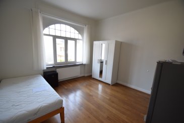 ImmoHouse vous propose à la location cette magnifique chambre meublée en colocation entièrement rénovée à Schifflange.

Au sein d'une splendide maison de caractère, cette chambre avec espace kitchenette se compose de :

- Un espace kitchenette équipée
- Un lit avec armoire
- Une salle de douche avec wc et fenêtre

Informations complémentaires :
- caution : 2 mois de loyer
- frais d'agence : 1/2 mois de loyer plus tva locataire et propriétaire
- disponibilité : immédiate