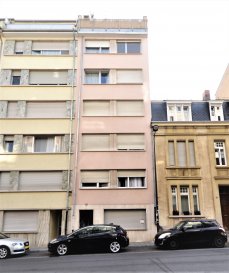 Situé à Luxembourg-Limpertsberg, quartier résidentiel recherché de Luxembourg-ville, cet appartement-studio se compose d'un séjour ± 11 m² et d'une salle de douche avec wc ± 4 m².
Une cave privative ± 2 m² complète l'offre.

Détails complémentaires :

- En plein centre-ville, à proximité des transports en commun, commerces et accès autoroutiers ;
- Studio bien agencé ;
- Fenêtres double vitrage ;
- Ascenseur ;
- Chauffage au gaz de ville ;
- Charges mensuelles : ± 100 € ;

Agent responsable du dossier :
Geoffrey DEPRE
Tél. : (+352) 661 127 777
E-mail : geoffrey@vanmaurits.lu
