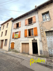 Au coeur de la ville.  Nouveauté et proche de toute commodité, venez découvir cette maison de ville qui offre plus de 79m2 habitable. Côté intérieur, une grande cuisine séparée du salon séjour, deux chambres à l'étage et un grenier au dessus. Possibilité de stationnement intérieur pour moto - vélo.
 Les informations sur les risques auxquels ce bien est exposé sont disponibles sur le site Géorisques : www.georisques.gouv.fr