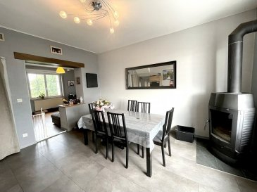 Exclusivité 3G Immo Lambermont à Heumont, à 15minutes des frontières et au calme, maison jumelée sans travaux 4 chambres + bureau pour 118m² de surface habitable plus une cave.

Le rez-de-chaussée se compose d’un bel espace de vie très lumineux de 33m² avec salon (sur parquet) et salle à manger, d’une cuisine équipée (11m²) avec accès extérieur, d’une salle de bain entièrement carrelée (baignoire et meuble vasque), d’un Wc séparé et d’une buanderie (facilement transformable en salle d’eau).
Le premier étage comprend 3 chambres (11,3 / 12,6 et 15,1m²) avec, pour la plus grande un espace dressing.
Au second niveau, nous retrouvons via un escalier en pas japonais, 1 belle chambre de 14,3m² au sol avec des rangements intégrés et 1 bureau (ou autre) de 11m² au sol. A noter que ces deux pièces sont équipées de climatisation réversible.
Au sous-sol, une cave / chaufferie d’environ 16m², saine et propre.

Terrain d’environ 5,3 ares avec pelouse et toute la place pour construire un garage.

Maison sans travaux saine et économique : DPE en C, chauffage au gaz avec poêle à pellets dans la salle à manger, isolation extérieure de la façade, isolation des combles (20cm de multicouche sous les rampants). Huisseries en DV PVC, toiture tuile de 2017, assainissement au tout à l’égout.
Heumont, commune avec très peu de circulation, possède beaucoup d’associations sportives, des écoles (de la maternelle jusqu’au collège), une maison médicale et une pharmacie.

Pour toutes demandes de renseignements et/ou visites :
Grégory 06 42 85 79 02

Les informations sur les risques auxquels ce bien est exposé sont disponibles sur le site Géorisques : www.georisques.gouv.fr

Le prix inclut nos honoraires
Pour tous renseignements :
Grégory : 06.42.85.79.02 
François : 06.23.51.05.74 
www.lambermont-immo.com 
www.3gimmobilier.com/lambermont

Mandataires indépendants du réseau 3G Immo Consultant
immatriculés au RSAC de Briey N°524 212 917 et N°791 005 580







