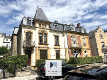 Cette maison de ville de ± 283 m², construite en 1910 et rénovée en 1980, proche de toutes commodités, tram, écoles est idéale pour une famille nombreuse. Mitoyenne sur trois façades et située en ville, elle bénéficie d'une exposition sud-ouest et d'un petit espace jardin sur un terrain de 300 m². La maison est disponible à l'acte et nécessite des travaux de rénovation.

En entrant, vous découvrirez un hall d'entrée de 5 m² menant à un séjour de 17 m² et un salon de 16 m², parfaits pour recevoir. La cuisine spacieuse de 15 m² est attenante à une chambre de 16 m², idéale pour un bureau ou une chambre d'amis. Un couloir de 8 m² dessert une salle de douche de 2 m² sans WC, un WC séparé de 2 m² et un palier de 14 m². Vous apprécierez également la terrasse qui prolonge l'espace de vie vers l'extérieur.

Le Premier étage : comprend trois grandes chambres de 18 m², 25 m² et 14 m², offrant de nombreuses possibilités d'aménagement. Une ancienne cuisine de 11 m² pourrait être transformée en buanderie ou en salle de jeux. Un couloir de 10 m², un débarras de 2 m², un palier de 13 m², une salle de douche de 2 m² sans WC et un WC séparé de 4 m² complètent cet étage.

Le deuxième étage propose quatre chambres supplémentaires de 9 m², 17 m², 14 m² et 13 m², idéales pour une grande famille ou des invités. Un séjour de 13 m² peut servir de salle de détente. Un couloir de 11 m², un hall d'entrée de 2 m², un palier de 6 m², une salle de douches de 2 m², une autre salle de douches de 3 m² sans WC, offrent de multiples options d'aménagement.

Le sous-sol est composé de trois grandes caves de 17 m², 41 m² et 24 m², parfaites pour le rangement ou l'aménagement d'un atelier. Un garage de 25 m² est également disponible.

Le bien se trouve dans la zone d'habitation HAB 1 et peut etre utilisé uniquement comme maison unifamiliale. 

Caractéristiques techniques :

Les sols sont en dalle de béton pour le rez de chaussée, bois aux étages, parquet et terrazzo. Les murs présentent des frises, de la peinture et des pierres apparentes. Les fenêtres en châssis bois sont équipées de double vitrage et de volets manuels. Le chauffage est assuré par une chaudière au gaz et des radiateurs. La maison dispose également d'une alarme et de la fibre optique. La toiture est en ardoises.

Environnement :

La maison offre une vue dégagée sur le jardin. Elle est située à proximité de nombreux services : autoroute, bus, commerces, écoles (ISL, Aline Mayrisch, Athénée), gare, hôpital, institutions européennes, parc, parking public, pharmacie, restaurants et tram à 450 m.

Pour plus d'informations, veuillez contacter :

Agent responsable : Maurits van Rijckevorsel

E-mail : maurits@vanmaurits.lu

Mobile : +352 621 198 891

Les informations sont données à titre informatif et non contractuel.

-----------------------------------------       English Version     ---------------------------------

This charming house of ± 280 m², built in 1910 and renovated in 1980, is very well located, close to the tram and schools like the ISL and ohers is ideal for a large family. Semi-detached on three sides and located in the city, it benefits from a southwest exposure and a small garden on a 300 m² plot. The house is available upon signing and requires renovation work.

Upon entering, you'll find a 5 m² entrance hall leading to a 17 m² living room and a 16 m² lounge, perfect for entertaining. The spacious 15 m² kitchen adjoins a 16 m² bedroom, ideal for an office or guest room. An 8 m² corridor leads to a 2 m² shower room without a toilet, a separate 2 m² toilet, and a 14 m² landing. You will also appreciate the terrace extending the living space outdoors.

The First Floor features three large bedrooms of 18 m², 25 m², and 14 m², offering many layout possibilities. An 11 m² former kitchen could be converted into a laundry room or playroom. A 10 m² corridor, a 2 m² storage room, a 13 m² landing, a 2 m² shower room without a toilet, and a separate 4 m² toilet complete this floor.

Second Floor offers four additional bedrooms of 9 m², 17 m², 14 m², and 13 m², ideal for a large family or guests. A 13 m² living room can serve as a relaxation area. An 11 m² corridor, a 2 m² entrance hall, a 6 m² landing, a 2 m² bathroom, another 3 m² bathroom without a toilet, provide multiple layout options.

The basement consists of three large cellars of 17 m², 41 m², and 24 m², perfect for storage or a workshop. A 25 m² garage is also available.

Technical Features:

The floors are made of concrete slab for the ground floor, wood for te other floors, parquet, and terrazzo. The walls feature friezes, paint, and exposed stone. The wooden frame windows are double-glazed and have manual shutters. Heating is provided by a gas boiler and radiators. The house also has an alarm system and fiber optic. The roof is slate.

Environment:

The house offers nice view. It is located near many amenities: highway, bus, shops, schools (ISL, Aline Mayrisch, Athénée ...), train station, hospital, European institutions, park, public parking, pharmacy, restaurants, and tram 450 m away.

For more information, please contact: Maurits van Rijckevorsel

E-mail: maurits@vanmaurits.lu

Mobile: +352 621 198 891
Information is provided for informational purposes and is not contractual.