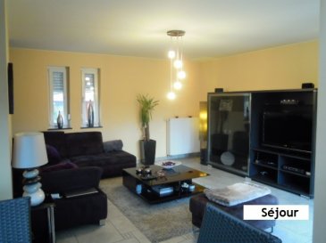 Agréable duplex avec entrée individuelle à louer dans le village de Redange.

Niveau 1:
- séjour
- cuisine équipée
- débarras
- wc séparé.

Niveau 2:
- 2 chambres à coucher
- salle de douche
- wc séparé.

Buanderie, terrasse, pas de garage mais 1 emplacement extérieur.

Les frais d'exploitation sont à charge du locataire.