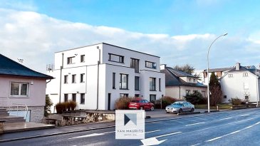Situé à Lorentzweiler, cet appartement au 2ème étage d'une résidence récente construite en 2016 offre un cadre de vie moderne et agréable en zone résidentielle. D'une surface habitable d'environ 54 m², il séduit par sa luminosité et son agencement fonctionnel.

L'appartement se compose d'un bel espace de vie de ± 32 m² avec séjour et cuisine ouverte entièrement équipée et aménagée, donnant accès à une agréable terrasse de ± 11 m² orientée sud-ouest. L'espace nuit comprend une chambre de ± 15 m² ainsi qu'une salle de douche de ± 5 m². Un WC séparé de ± 2 m² vient compléter l'ensemble.

Au sous-sol, vous bénéficierez d'une cave privative de ± 6 m², d'un emplacement de parking intérieur de 17 m² ainsi que d'un emplacement extérieur de ± 14 m².

Détails complémentaires :
- Sols en carrelage
- Revêtements muraux en papier-peint et peinture
- Châssis PVC avec triple vitrage
- Stores électriques
- Ascenseur
- Chauffage au sol
- Panneaux solaires
- Cuisine équipée et aménagée
- Passeport énergétique A-A

Loyer mensuel - € 1.900,-
Charges mensuelles - € 250,-
Caution (2 mois de loyer) - € 3.800,-
Frais d'agence - € 950,- + TVA pour chaque partie

L'appartement profite d'un environnement pratique à proximité des infrastructures sportives, des axes autoroutiers, de la gare, d'un parc ainsi que de restaurants.

Agent responsable :
Nora
+352 691 136 875
nora@vanmaurits.lu