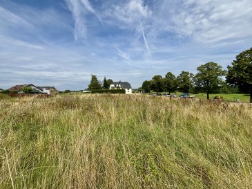 Le Bureau Immobilier Loewen-Kill présente à la vente ce terrain constructible libre de tout contrat de construction d'une surface de 4,28a.

Implantée en Zone d'habitation 1, il s'apprète à la construction d'une maison individuelle.

Nous sommes à votre disposition pour tout renseignement complémantaire et un rendez-vous de visite:
contact@loki.lu
+352 691 93 22 02

Le honoraires de négociation sont à la charge du vendeur.