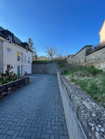 RIPPIG-Au cœur de ce village calme faisant partie de la commune de Bech, dans un cadre verdoyant se trouve cette magnifique maison unifamiliale libre de 3 côtés.

La maison se compose comme suit: 

Rez-de-chaussée:

Spacieux hall d'entrée très accueillant, buanderie, cave d'environ 20 m², un grand garage de 2 voitures d'environ 45 m², ainsi que 2 places parking extérieures. 

1er étage:

Superbes living et salle à manger très lumineux qui donnent accès au terrassejardin, cuisine équipée ouverte sur la salle à manger, WC, ainsi qu'une pièce actuellement utilisée comme bureau mais qui peut également servir comme une chambre à coucher additionnelle ou encore une salle de loisirs/jeux.

2è étage:

Un palier de nuit qui dessert une grande chambre parentale et 2 autres chambres à coucher, généreuse salle de bain avec douche et baignoire, ainsi qu'une chambre invitée avec sa salle de douche privée.

3è étage:

Grenier partiellement aménagé qui offre des nombreuses possibilités.

Information additionnelles:
-	parquet massif dans toutes les chambres à coucher
- 	connexion tv dans toutes les chambres à coucher
-	préparation pour une centrale photovoltaïque
-	double vitrage
-	chauffage au sol - 1er étage
-	chauffage à mazout
-	pas de vis-à-vis

Situation géographique :

Rippig est un village très charmant qui se trouve à 7km de Junglinster, à 13km de Echternach et à 20km de Kirchberg. Tout en restant en pleine campagne, on n'est jamais très loin de toute les commodités comme des zones commerciales, médecins et pharmacies, restaurants et écoles.