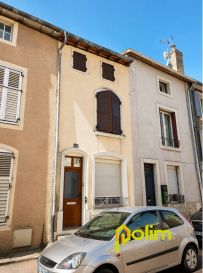Maison de ville avec terrasse proche place duroc. Venez découvrir cette maison de ville à rafraichir, offrant un beau potentiel pour un premier achat, un projet de rénovation ou un investissement locatif.
La maison se compose d'un espace de vie, d'une cuisine séparée avec accès sur terrasse privative, de 2 chambres à l'étage ainsi qu'une SDB. Grenier aménageable au dessus. Une terrasse vient compléter le bien et offre un agréable espace extérieur en coeur de ville.
Des travaux de rénovation sont à prévoir, permettant aux futurs propriétaires de repenser les espaces et d'aménager la maison selon leurs envies.
 Les informations sur les risques auxquels ce bien est exposé sont disponibles sur le site Géorisques : www.georisques.gouv.fr
 Certaines photographies ont été retouchées par intelligence artificielle afin d'améliorer leur qualité visuelle, sans modifier les caractéristiques essentielles du bien.