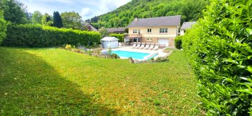 Fontoy, Cottage de la vallée,

Idéalement située au calme, au sein d'un quartier résidentiel,

Proche de toutes commodités et du Luxembourg,

Spacieuse propriété d'environ 230m² édifiée sur une parcelle de 986m² composée comme suit:

- En plain pied surélevé (145m²) :

Vaste entrée avec placards de rangement, cuisine intégralement équipée avec accès terrasse, salon séjour de 50m² sur parquet massif, 3 chambres de respectivement 18, 16 et 12m² sur parquet massif, salle de bain avec baignoire balnéo et meuble double vasque, wc séparé avec lave mains et dégagement.

- En rez de jardin (85m², accès PMR) :

Espace généreux de 60m², composée d'une cuisine équipée avec accès à la terrasse couverte et du salon séjour, dressing de 16m², salle d'eau avec douche, meuble vasque et wc, cave à vin.
Un grand garage de 50m² avec porte de garage motorisé (10mx5m).

- A l'extérieur :

Terrasse de 15m² en haut et terrasse couverte de 20m² en bas, jardin clos et arboré.
Bel espace détente d'environ 160m² avec piscine creusée et chauffée de 8mx4m et cabanon.
Possibilité de stationner plusieurs voitures sur la propriété.

- Confort : 

Maison isolée, système électrique aux normes, chauffage central au gaz (chaudière à condensation Frisquet récente), fenêtres DV PVC avec volets roulants électriques et toiture en très bon état.

La maison, en excellent état, bénéficie de matériaux de grandes qualité (plans de travail en granite, parquet massif, etc...) et de finitions irréprochables.
La partie rez de jardin peut être habitée de façon indépendante du haut (idéal pour loger un proche ou recevoir des amis).

Monsieur Cridel
06-48-16-53-67