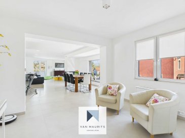 Située à Gonderange, dans la commune de Junglinster, cette magnifique maison individuelle, construite en 1990 et entièrement rénovée en 2024, est plein de charme. Dans un village paisible, elle offre un cadre de vie exceptionnel avec une surface totale de ± 391 m² dont ± 228 m² habitables sur un terrain de 8.01 ares. Exposée sud-ouest, la maison bénéficie d'une lumière naturelle abondante et d'une vue dégagée.

Elle se présente comme suit :

Au rez-de-chaussée, le hall d'entrée de ± 9 m² dessert un vaste séjour / salle à manger de ± 80 m² (avec une cheminée) et sa cuisine ouverte entièrement aménagée ; deux chambres de ± 11 m² avec une salle de bain de ± 4 m² (double lavabo et baignoire et sèche-serviettes) ; une 3ème chambre de ± 12m² avec placards intégrés et sa salle de douche ensuite (double vasque, douche à l'italienne, WC st sèche serviettes) ; un wc séparé de ± 2 m². Le coin vestiaire bénéficie d'un placard intégré.

L'ensemble du séjour donne directement accès à une terrasse de ± 137 m², parfaite pour les moments de détente ou de réception en extérieur avec une piscine et un jardin de ± 600 m².

Le 1er étage comprend en suite un bureau de ± 17 m² ainsi qu'une chambre de ± 13 m² et une salle de douche de ± 4 m² (avec lavabo, douche et wc).

Au sous-sol, le hall de ± 10 m² mène à une chambre de ± 13 m², une salle de douche de ± 3 m² (avec lavabo, douche et wc), une salle multifonction de ± 32 m² actuellement aménagée en salle de sport, une buanderie de ± 13 m² avec accès direct au jardin, une chaufferie de ± 13 m² ainsi que deux garages de ± 27 et 110 m² offrant la place pour 6 véhicules.

Détails complémentaires :

Côté confort, la maison est équipée d'une chaudière au mazout Buderus, datant de 2014, d'un chauffage par radiateurs et de volets électriques avec des fenêtres à triple vitrage, assurant une excellente isolation thermique et acoustique.

La cuisine moderne est équipée d'une cuisinière à induction, d'un four, d'un four à micro-ondes, d'un frigo/congélateur, d'une hotte aspirante, d'un lave-vaisselle, ainsi que d'un îlot central, le tout dans un espace de cuisine bien pensé avec des meubles et un plan de travail de qualité et une cave à vin.

Cette maison est idéalement située, à proximité de toutes les commodités : transports en commun, écoles, crèches, commerces, restaurants, ainsi que des infrastructures sportives et des espaces de loisirs tels que des pistes cyclables et des parcs de jeux. Les connexions autoroutières sont également à proximité, facilitant les déplacements.

Avec un passeport énergétique 