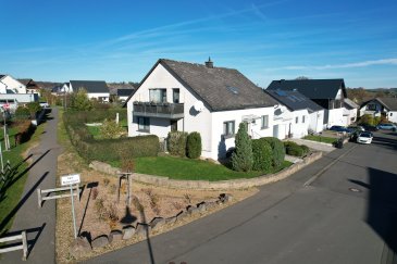 Gepflegtes Ein- oder Zweifamilienhaus in bevorzugter Wohnlage in Arzfeld.

Eine Immobilie mit vielen Möglichkeiten.

Auf dem 573 m² großen Grundstück befindet sich das 1973 in massiver Bauweise errichtete Wohnhaus. Durch die Aufteilung kann es als Ein- oder Zweifamilienhaus genutzt werden.

Im Obergeschoss befindet sich ein schöne, 69 m² große Wohnung mit einem geräumigen Wohnzimmer, einem neuwertigen Badezimmer (Dusche und Badewanne), einem Schlafzimmer, einem Durchgangszimmer oder Büro und einer Küche. Es sind genügend Stauräume vorhanden und von dem circa 7 m² großen Balkon können Sie den Sonnenuntergang genießen.

Im Erdgeschoss befindet sich die Hauptwohnung mit einer Größe von 115 m².
Diese bietet 2 Schlafzimmer, eine moderne Küche und ein Badezimmer. Highlight ist das große Wohn-/Esszimmer mit dem Zugang auf die ruhige Terrasse.

Im Kellergeschoss befinden sich Abstellräume, die Öl-Brennwertheizung aus 2022 und ein WC.

Die 3-fach verglasten Kunststofffenster sind aus dem Jahr 2014.
Eine Garage mit einer Fläche von 22 m² befindet sich auf dem Grundstück.

Aktuell sind die beide Wohnungen vermietet.

Hervorzuheben ist die sehr gute Lage der Immobilie, in einer bevorzugten Wohnstraße und dennoch im Zentrum von Arzfeld.

Eine solide Kapitalanlage, ein großartiges Wohnhaus für Sie und Ihre Familie oder eine Kombination zwischen Eigennutzung und Vermietung.

Sie haben die Wahl.