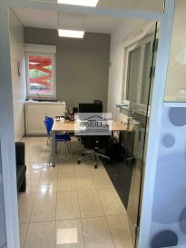 <br /><br />Cimolux vous propose un bureau meublé de 12m2 à Louer à Reckange-sur-Mess.<br><br>Prix : 590€ charge comprise <br>Cuisine équipée dans les communs + 1 place de parking extérieur<br><br>Pour plus d\'informations veuillez contacter l\'agence au près du numéro suivant : +352 621 715 066<br><br>