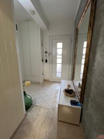 Maison à Vendre : Jolie maison unifamiliale libre de 3 côtés ? Oberkorn

Située dans un quartier calme et verdoyant d'Oberkorn (rue Charles Schambourg), cette belle maison construite en 2006 et entièrement rénovée en 2018 vous séduira par sa luminosité d'une surface total de+/-225 m² et surface hors sol habitable +/- 178m², son confort et sa vue imprenable sur la forêt. Implantée sur deux parcelles (maison + jardin) pour une surface totale de 4,04 ares, cette propriété offre un cadre de vie paisible, idéal pour une famille.

Disposition de la maison :
Rez-de-chaussée :
? Hall d'entrée spacieux
? Pièce polyvalente (bureau ou espace de rangement)
? Buanderie avec salle de repassage
? Local technique (chaufferie)
? Cave à vin
? Garage avec compteurs (électricité, gaz, eau) et tableau de raccordement fibre optique

1er étage :
? Double séjour lumineux avec accès au balcon
? Cuisine ouverte et moderne avec sortie vers la terrasse
? Terrasse partiellement couverte, parfaite pour profiter de la vue sur la forêt
? Beau jardin aménagé de 266 m²
? WC séparé 

2e étage :
? Hall de nuit
? Chambre avec dressing
? Suite parentale avec dressing
? Salle de douche complète (douche italienne, lavabo, WC)
? Possibilité d'aménager une troisième chambre

Grenier :
? Toiture isolée
? Espace supplémentaire avec potentiel d'aménagement

Atouts supplémentaires :
? Quartier résidentiel très calme
? Vue dégagée sur la forêt
? Maison rénovée avec soin
? Fibre optique installée
? Grand jardin arboré

Localisation : Rue Charles Schambourg, Oberkorn ? Proche de toutes commodités, écoles, transports et accès facile aux axes routiers.

Pour plus d'informations ou pour organiser une visite, n'hésitez pas à nous contacter.