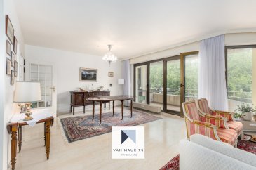 Situé à Luxembourg-Limpertsberg, au 2ème étage d'une petite résidence soignée de 6 unités, cet agréable appartement traversant d'une surface cadastrale de ± 165 m² se compose comme suit :

le hall d'entrée ± 8 m² (avec un wc séparé) dessert une cuisine séparée de ± 17 m² avec une sortie sur une première terrasse couverte de ± 14 m², orientée au sud, et avec un cellier de ± 3 m², ensuite se trouve un double salon (une cheminée traditionnelle) avec accès à la terrasse de ± 14 m² et à une seconde terrasse couverte de ± 8 m², orientée à l'ouest.

La partie nuit de l'appartement est composée de quatre chambres de ± 12, 14, 15 et 18 m²; d'une salle de bain de ± 6 m² (baignoire, double vasque, wc et fenêtre), d'un wc séparé avec lave-mains, d'une salle de douche de ± 3 m² (douche et lavabo).

Au sous-sol, un garage individuel de ± 29 m² (deux voitures en enfilade) et une cave privative de ± 9 m² complètent l'offre.

Détails complémentaires :

- Rue très calme, sans issue ;
- Pas de vis-à-vis ; vue dégagée sur la verdure ;
- Orientation sud, appartement lumineux ;
- Nombreux rangements et placard intégrés ;
- Ascenseur ;
- Cheminée traditionnelle au salon ;
- Deux terrasses couvertes ; 
- Situation idéale, proche de toutes commodités : écoles, crèches, commerces, accès autoroutiers, aires de jeux, ... ;
- Transports en commun à proximité ;
- Travaux de modernisation à prévoir.

Agent responsable : Katia Gravière au 661 33 29 82 ou katia@vanmaurits.lu

