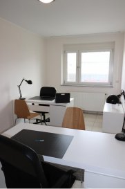 Homeseek Limpertsberg ( contacte directe +352 661 107 787) vous propose un bureau meublé dans le quartier de la gare.

Plusieurs bureaux disponibles. 

2 Postes dans un bureau de 16m2  équipé d'internet au 3ème étage, avec ascenseur, dans un immeuble récent. Vous partagez l'entrée / cuisine/ salle d'attente avec les autres locataires.

Il suffit de vous installer pour profiter de l'endroit calme et lumineux. Internet, ligne téléphonique, l'eau, l'électricité, nettoyage des parties commun sont inclus dans les charges

Merci de contacter Irene Willaime au +352 661 107 787 ou par mail iwillaime@homeseek.lu si vous désirez plus d'informations ou pour une visite.

Homeseek Limpertsberg
10a, Avenue du Bois
Limpertsberg
www. homeseek.lu
Ref agence :4918369-HL-IW