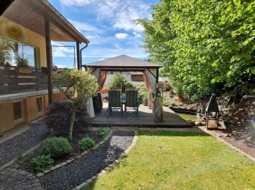 Ihr neues Zuhause mit Mehrwert – Leben, Arbeiten & Vermieten in naturnaher Lage
Dieses charmante Einfamilienhaus mit separater Einliegerwohnung bietet mehr als nur Wohnraum – es ist eine Investition in Lebensqualität. Ob als großzügiges Zuhause für die Familie, als Generationenhaus oder mit Vermietungspotenzial: Diese Immobilie im idyllischen Daleiden erfüllt vielfältige Wohnträume. Eingebettet im Deutsch-Luxemburgischen Naturpark, wohnen Sie hier ruhig, grenznah und zugleich gut angebunden.

Das Wichtigste auf einen Blick:
Highlights der Hauptwohnung (ca. 180 m²):
Großzügiger, einladender Eingangsbereich
Lichtdurchflutetes Wohn- und Esszimmer mit direktem Zugang zur Terrasse
Separates Kaminzimmer für gemütliche Stunden
Drei vielseitig nutzbare Zimmer
Voll ausgestattete Einbauküche
Großes Tageslichtbad mit Wanne und Dusche
Gäste-WC

Die Einliegerwohnung (ca. 70 m²):
Separater Eingang
Drei Zimmer, Küche und Bad
Ideal zur Vermietung oder als Gästewohnung
Ausstattung & Zustand – durchdacht & gepflegt
Zwei Einbauküchen inklusive
Doppelverglaste Kunststofffenster (2009)
Böden: Fliesen, Parkett, Laminat, Kork
Heizsystem: Ölzentralheizung + offener Kamin
Zwei Garagen, Carport und mehrere Außenstellplätze
Spitzboden, Einbauschränke und zwei Lagerräume
Balkon, große Terrasse und gepflegter Garten mit Fernblick
Internetanschluss mit 50.000 Mbit/s
Grundstück mit zusätzlichem Baupotenzial

Ob als Pendler nach Luxemburg oder als Naturliebhaber mit Sinn für Raum und Ruhe – hier verbinden Sie das Beste aus beiden Welten.

Fazit: Eine Immobilie, viele Möglichkeiten
Ob Eigennutzung, Kapitalanlage oder Mehrgenerationenwohnen – diese Immobilie lässt Ihnen alle Optionen offen. Das gepflegte Wohnambiente, die naturnahe Lage und das große Grundstück mit Entwicklungspotenzial machen dieses Angebot zu einem echten Schmuckstück.

Jetzt besichtigen & verlieben!