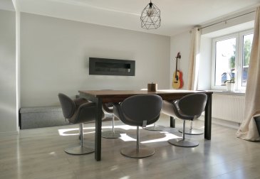 AMA LUX IMMOBILIERE vous propose en exclusivité cette maison située dans une rue calme de Clémency d'une surface habitable de +- 160 m².

Composé de 5 chambres, ce bien spacieux aussi bien conçu qu'agencé placé sur une parcelle de 3 ares 77 centiares et rénové en partie récemment pourra convenir à une famille nombreuse.

La maison se décompose ainsi :

Rez-de-chaussée :

- Hall d'entrée avec WC séparé
- Double living 
- Cuisine moderne équipée séparée refaite en 2021 + arrière cuisine avec accès à la terrasse et au grand jardin
- espace chaufferie et buanderie (à noter que la chaudière de marque Viessmann a été changée en Avril 2022) 

Niveau 1 :

- Hall de nuit desservant 2 chambres de bonnes dimensions 
- Une salle de bain + WC 

Niveau 2:

- Hall de nuit desservant 3 autres chambres volumineuses 
- Une salle de douche + WC

Viendront compléter le bien deux emplacements de parking devant la maison avec une borne électrique. 

A noter que la maison est équipée depuis 2024 de 19 panneaux photovoltaïques pouvant produire jusqu'à 8,4 KW. 

Clémency commune de Bascharage située à proximité des frontières française et belge, elle offre toutes les commodités au conforts du quotidien comme la proximité des axes autoroutiers et des transports en commun; des commerces et services essentiels à quelques minutes; et un environnement verdoyant et cadre de vie paisible.

Bien à saisir et venir visiter sans hésiter, pour plus d'informations ou planifier une visite éventuelle, merci de contacter Monsieur Adrien BLONDEL au +352.621.611.777 ou d'écrire à ab@amalux.lu

Nous nous ferons un plaisir de vous accompagner dans vos projets de vente, de location, nous vous proposons des estimations gratuites, discrètes et surtout réalistes.