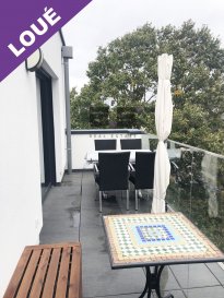 A.S. Real Estate, vous propose à la location un bel et lumineux appartement situé au troisième et dernier étage d'une résidence construite en 2016 à Kayl, proche du parc Ouerbett et de toutes commodités.

Celui-ci se compose d'un hall d'entrée, d'une cuisine entièrement équipée et ouverte sur le living avec accès à un grand balcon de +/- 11m², d'une grande chambre de +/- 14.50m², d'un bureau de +/- 9m² et d'une salle de douche à l'italienne équipée d'un w.c.

Une cave et un emplacement de parking intérieur complètent ce bien.

Il est équipé d'un chauffage au sol, d'une ventilation mécanique contrôlée, de fenêtre à triple vitrage et de volets motorisés.

Pour tous renseignements ou pour convenir d'une éventuelle visite, veuillez nous contacter au (+352) 621 274 674 ou à info@as-estate.lu.