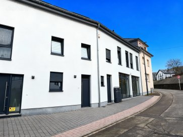 À LOUER 

Triplex à louer à Pratz (Commune de Préizerdaul)

Loyer: 1600€  
Charges fixes: 250€  
Disponibilité: 01/05/2026  

+-110m2 (surface habitable)  
Résidence 2017  
VMC  
Chauffage au sol  
Alarme de sécurité  
CPE: DD  
Triple vitrage  
Cave (+-5m2)  
1 emplacement extérieur  

Rez-de-chaussée  
- 1 chambre  
- Wc séparé  

1er étage  
- Salon  
- Cuisine  
- Wc séparé/Buanderie  

2ème étage  
- 2 chambres  
- Salle de bain  
- Terrasse avec vue dégagée  
       (+- 17m2)  

Pour plus d'informations ou pour organiser une visite, n'hésitez pas à me contacter.  
Moura Jemp  
Tèl: +352621216646  

Les surfaces et superficies sont indicatives.