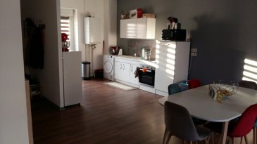 Appartement de type F3, de 73 m2, situé au RDC d'un petit immeuble avec cour, composé de :
Entrée, Salon/Séjour/Coin cuisine, 2 Chambres, Salle de bains, WC, Chauffage au GAZ
Frais d'agence 235 € TTC