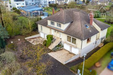 Mondercange - Idéalement situé dans une cité calme et résidentielle, dans le fond d'une impasse, à proximité directe des commerces, transports et écoles, Cimm Immobilier Luxembourg vous propose en exclusivité à la vente cet ensemble immobilier composé de 2 maisons. Cet ensemble est érigé sur une parcelle de 20,30 ares, dispose de 2 doubles garages, de 4 emplacements extérieurs, de 9 chambres, d'un ascenseur ainsi que d'une terrasse.

- La maison 1 se compose au rez-de-chaussée : hall d'entrée, salon, cuisine, véranda, terrasse, 2 chambres, 1 salle de bains. 

1er étage : hall de nuit, 2 chambres, salle de douche, 2 greniers.

Sous-sol : garage 2 places, buanderie, caves.

- La maison 2 se compose au rez-de-chaussée : hall d'entrée, salon, cuisine, véranda, terrasse, 2 chambres, 1 salle de bains, balcon. 

1er étage : hall de nuit, 3 chambres, salle de bains.

Sous-sol : garage 2 places, 2 bureaux avec entrée individuelle (anciennement un cabinet médical), caves.

Equipement technique : châssis bois double vitrage avec volets électriques, chauffage central au gaz. 

Pour plus de renseignements et/ou visites, veuillez contacter Cimm Immobilier Luxembourg au : (+352)26 95 40 03