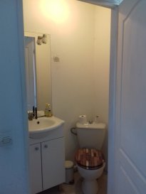 Bel appartement de type T2 à proximité immédiate de la gare, comprenant  salon, chambre, cuisine équipée, salle de bain avec WC.
Situé au 2e et dernier étage d'une petite résidence.
Quartier calme, immeuble en retrait de la route avec un bel espace vert à l'avant.
