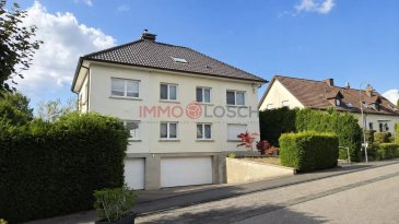 Appartement 3 chambres à vendre – Mondorf-les-Bains
Immo Losch vous propose à la vente ce spacieux appartement de 3 chambres, situé au 1er étage d'une maison bi-familiale, dans une rue calme et résidentielle au cœur de Mondorf-les-Bains.

Avec environ 144 m² de surface habitable, complétés par une terrasse de 19 m² orientée ouest, ce bien offre des volumes particulièrement généreux et une atmosphère proche de celle d'une maison individuelle, tout en bénéficiant des avantages d'une petite copropriété.

Un intérieur spacieux aux finitions soignées
L'appartement s'ouvre sur un hall d'entrée avec placards encastrés qui mène vers les différents espaces de vie.
Le cœur de l'appartement est constitué d'un vaste séjour de 47,50 m², bénéficiant d'une belle luminosité et d'une cheminée à feu ouvert qui apporte caractère et convivialité à l'ensemble. Le séjour donne directement accès à la grande terrasse.

La cuisine séparée et entièrement équipée dispose également d'un accès à la terrasse, permettant de profiter facilement de l'extérieur lors des beaux jours.

L'espace nuit comprend trois chambres à coucher. La chambre parentale, particulièrement spacieuse avec ses 24,33 m², dispose de sa propre salle de bains ainsi que d'un dressing. Les deux autres chambres offrent environ 18 m² et 13,27 m² et bénéficient d'un accès à une seconde salle de douche.

Les trois chambres sont agrémentées de parquet en bois massif, apportant une finition chaleureuse et élégante.
Une terrasse agréable et de vastes annexes
La terrasse d'environ 19 m², orientée ouest, est accessible depuis le séjour et la cuisine. Elle constitue un véritable prolongement des espaces de vie et offre un agréable espace extérieur privatif.

Le bien dispose également d'annexes particulièrement généreuses :
- Garage privatif de 53,60 m², permettant de stationner deux grandes voitures 
- Wallbox pour véhicule électrique 
- Cave / buanderie privative d'environ 33 m² 
- Soit un total de 86,66 m² d'espaces annexes 

Des prestations de qualité
Construit en 2004, l'appartement se trouve dans un très bon état général et bénéficie de finitions particulièrement soignées.

Parmi ses prestations, on retrouve notamment :
- Pierre de Solnhofen dans le séjour 
- Cheminée à feu ouvert 
- Parquet en bois massif dans les trois chambres 
- Volets électriques 
- Stores électriques programmables 
- Spots LED 
- Chauffage individuel au gaz à condensation avec compteurs séparés 
- Fenêtres en PVC à double vitrage 
- Wallbox pour recharge de véhicule électrique 

Le certificat de performance énergétique est de classe E pour la consommation et D pour l'isolation thermique.
Mondorf-les-Bains : un cadre de vie recherché
L'appartement bénéficie d'une situation privilégiée dans Mondorf-les-Bains, commune réputée pour son cadre de vie et son Domaine Thermal.

La propriété se trouve dans une rue calme, tout en restant proche des commodités et des principaux axes de communication. L'accès à l'autoroute A13 se situe à environ 800 mètres, tandis qu'un arrêt de bus est accessible à proximité. Les commerces et services du centre de Mondorf-les-Bains se trouvent également à quelques minutes.

La commune dispose par ailleurs d’une offre scolaire complète, avec notamment le Lycée International, ainsi que de nombreuses
infrastructures sportives et de loisirs. Elle bénéficiera prochainement d'un nouvel atout majeur avec la réalisation d'un vélodrome, qui viendra enrichir encore davantage l'offre sportive et l'attractivité de la commune.

Un bien rare par ses volumes
Avec ses 144 m² habitables, ses trois chambres, sa terrasse de 19 m², son garage de plus de 53 m² et sa cave de 33 m², cet appartement offre des dimensions rarement réunies dans un bien de ce type.

Son implantation au sein d'une maison bi-familiale, ses finitions de qualité et son environnement résidentiel permettent de profiter d'un véritable sentiment de maison, tout en conservant les avantages d'un appartement.

Pour plus d'informations ou pour organiser une visite, contactez Immo Losch :
+352 26 53 26 11
info@immolosch.lu
www.immolosch.lu

 ---------- 
Wohnung mit 3 Schlafzimmern zum Verkauf – Mondorf-les-Bains
Immo Losch bietet diese geräumige 3-Schlafzimmer-Wohnung zum Verkauf an, gelegen im ersten Stock eines zweifamilienhauses in einer ruhigen, residentialen Straße im Herzen von Mondorf-les-Bains.

Mit etwa 144 m² Wohnfläche, ergänzt durch eine 19 m² große Terrasse, die nach Westen ausgerichtet ist, bietet diese Immobilie besonders großzügige Volumen und eine Atmosphäre, die einer Einfamilienhaus-ähnlichen Umgebung nahekommt, während sie die Vorteile einer kleinen Eigentumswohnung genießt.

Geräumiges Interieur mit gepflegter Verarbeitung
Die Wohnung öffnet sich zu einem Eingangsbereich mit eingebauten Schränken, der zu den verschiedenen Wohnbereichen führt.
Das Herzstück der Wohnung ist ein großes Wohnzimmer mit 47,50 m², das viel Licht und einen offenen Kamin bietet, der Charakter und Gemütlichkeit verleiht. Das Wohnzimmer führt direkt auf die große Terrasse.

Die separate, voll ausgestattete Küche verfügt ebenfalls über einen Zugang zur Terrasse, sodass man den Außenbereich bei schönem Wetter leicht genießen kann.

Der Schlafbereich umfasst drei Schlafzimmer. Das Elternschlafzimmer, besonders geräumig mit 24,33 m², verfügt über ein eigenes Badezimmer sowie eine Ankleide.
Die beiden anderen Schlafzimmer bieten etwa 18 m² bzw. 13,27 m² und haben Zugang zu einem zweiten Duschbad.

Alle drei Schlafzimmer sind mit Massivholzboden ausgelegt, der eine warme und elegante Atmosphäre schafft.
Angenehme Terrasse und großzügige Nebeneinrichtungen
Die etwa 19 m² große, nach Westen ausgerichtete Terrasse ist vom Wohnzimmer und der Küche aus zugänglich. Sie ist eine echte Erweiterung der Wohnräume und bietet einen angenehmen privaten Außenbereich.

Die Immobilie verfügt zudem über besonders großzügige Nebeneinrichtungen:
- Privater Garage mit 53,60 m², ausreichend für zwei große Fahrzeuge
- Wallbox für Elektrofahrzeuge
- Privatkeller/Wohnraum von etwa 33 m²
- Insgesamt 86,66 m² Nebengebäude

Qualitätsmerkmale
Das im Jahr 2004 erbaute Apartment befindet sich in einem sehr guten Gesamtzustand und besticht durch besonders gepflegte Oberflächen.

Zu den Ausstattungsmerkmalen gehören unter anderem:
- Solnhofener Platten im Wohnzimmer
- Offener Kamin
- Massivholzböden in den drei Schlafzimmern
- Elektrische Rollläden
- Elektrisch programmierte Jalousien
- LED-Spotlights
- Zentralheizung mit Gas und Brennwerttechnik, separate Zähler
- Doppelverglaste PVC-Fenster
- Wallbox für das Aufladen von Elektrofahrzeugen

Der Energieeffizienzpass weist die Klasse E für den Verbrauch und D für die Wärmedämmung auf.
Mondorf-les-Bains: Ein gesuchter Lebensraum
Die Wohnung profitiert von einer privilegierten Lage in Mondorf-les-Bains, einer Gemeinde, die für ihre Lebensqualität und ihr Thermalbad bekannt ist.

Das Eigentum befindet sich in einer ruhigen Straße, dennoch in der Nähe von Annehmlichkeiten und wichtigen Verkehrsadern. Der Zugang zur Autobahn A13 liegt etwa 800 Meter entfernt, während eine Bushaltestelle in der Nähe erreichbar ist. Einkaufsmöglichkeiten und Dienstleistungen im Zentrum von Mondorf-les-Bains sind ebenfalls nur wenige Minuten entfernt.

Die Gemeinde bietet zudem eine umfassende Schulauswahl, darunter das Internationale Lycée, sowie zahlreiche Sport- und Freizeiteinrichtungen. In naher Zukunft wird ein Velodrom gebaut, das das sportliche Angebot und die Attraktivität der Gemeinde weiter erhöhen wird.

Ein seltenes Objekt aufgrund seiner Volumen
Mit 144 m² Wohnfläche, drei Schlafzimmern, einer Terrasse von 19 m², einem über 53 m² großen Garage und einem 33 m² großen Keller bietet diese Wohnung Dimensionen, die selten in einer solchen Immobilie vereint sind.

Die Lage innerhalb eines Zweifamilienhauses, die hochwertige Verarbeitung und die residential Umgebung ermöglichen ein echtes Heimatgefühl bei gleichzeitig den Vorteilen einer Wohnung.

Für weitere Informationen oder zur Vereinbarung einer Besichtigung kontaktieren Sie Immo Losch:
+352 26 53 26 11
info@immolosch.lu
www.immolosch.lu

 ---------- 
Apartment 3 bedrooms for sale – Mondorf-les-Bains
Immo Losch offers you this spacious 3-bedroom apartment, located on the 1st floor of a semi-detached house, in a quiet and residential street in the heart of Mondorf-les-Bains.

With approximately 144 m² of habitable area, complemented by a 19 m² west-facing terrace, this property offers particularly generous volumes and an atmosphere similar to that of a detached house, while enjoying the benefits of a small co-ownership.

A spacious interior with meticulous finishes
The apartment opens onto an entrance hall with built-in closets that leads to the various living areas.
The heart of the apartment is a large living room of 47.50 m², benefiting from good natural light and an open fireplace that adds character and conviviality to the space. The living room provides direct access to the large terrace.

The separate and fully equipped kitchen also has access to the terrace, allowing easy outdoor enjoyment on nice days.

The sleeping area includes three bedrooms. The master bedroom, particularly spacious with 24.33 m², has its own bathroom and a dressing room. The other two bedrooms are approximately 18 m² and 13.27 m² and have access to a second shower room.

The three bedrooms are fitted with parquet flooring in solid wood, providing a warm and elegant finish.
A pleasant terrace and large annexes
The approximately 19 m² terrace, facing west, is accessible from the living room and the kitchen. It is a true extension of the living spaces and offers a pleasant private outdoor area.

The property also has particularly large annexes:
- Private garage of 53.60 m², allowing for parking two large cars
- Wallbox for electric vehicle
- Private cellar/laundry room of about 33 m²
- Total of 86.66 m² of annexed spaces

Quality amenities
Built in 2004, the apartment is in very good overall condition and benefits from particularly meticulous finishes.

Among its features, we find notably:
- Solnhofen stone in the living room
- Open fireplace
- Solid wood parquet in the three bedrooms
- Electric shutters
- Programmable electric blinds
- LED spotlights
- Individual gas condensing heating with separate meters
- PVC double-glazed windows
- Wallbox for electric vehicle charging

The energy performance certificate is class E for consumption and D for thermal insulation.
Mondorf-les-Bains: a sought-after living environment
The apartment benefits from a privileged situation in Mondorf-les-Bains, a municipality renowned for its quality of life and its Thermal Domain.

The property is located on a quiet street, yet close to amenities and main roads. Access to the A13 motorway is about 800 meters away, while a bus stop is nearby. Shops and services in the center of Mondorf-les-Bains are also just a few minutes away.

The municipality also has a complete educational offer, including the International High School, as well as many sports and leisure facilities. It will soon benefit from a new major asset with the construction of a velodrome, which will further enrich the sports offerings and attractiveness of the municipality.

A rare property due to its volumes
With its 144 m² of habitable space, three bedrooms, a 19 m² terrace, a garage of over 53 m², and a 33 m² cellar, this apartment offers dimensions rarely combined in a property of this type.

Its layout within a semi-detached house, high-quality finishes, and residential environment allow for a true feeling of home, while maintaining the advantages of an apartment.

For more information or to schedule a visit, contact Immo Losch:
+352 26 53 26 11
info@immolosch.lu
www.immolosch.lu