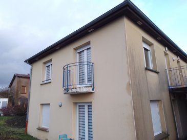 Appartement de Type F2 de 42.62 m² situé au 1er Etage avec entrée individuelle comprenant : Entrée, Salon / Séjour / Coin cuisine (cuisine encastrée et équipée), Petit Balcon, Chambre, Salle d'eau avec douche et WC, Chauffage Electrique, Garage. Frais d'agence de 190 € TTC.