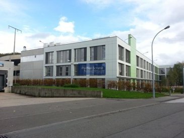 Bureau de 70m2 dans un immeuble plaisant et polyvalent.(modulable selon besoin) <br>Doté de nombreux équipements techniques cet immeuble répond aux exigences écologiques et de confort les plus prétentieuses! <br>Accès facile, parking aisé. Contrôle d\'accès permanent et surveillé, panneaux solaires, climatisation par poutres froides, alarme incendie, planché technique, Wifi. <br>Parkings intérieurs et extérieurs archives et boxes fermés sont disponible suivant vos besoins.<br>Situé dans la zone artisanale et commerciale du Windhof, dans un entourage verdoyant tranquille et convivial.  A 1 km de l\'A4, Luxembourg-Ville à 12