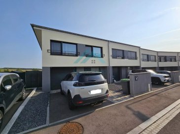 Belardimmo vous propose en exclusivité une très belle d’environ 128 m² habitables sur un terrain de 2ares 30ca, construite en 2021 encore sous garantie décennale, située à Beyren-lès-Sierck, à 5min de la frontière de Mondorf-les-Bains, où se situe commerces, transport en commun ( gratuit), autoroute…
La maison est composée comme suit:


RDC :

-	Hall d’entrée
-	Garage pour 1 voiture
-	WC séparé 
-	Buanderie
-	Grand salon/séjour
-	Cuisine équipée ouverte avec accès extérieur (terrasse et jardin)



A l’étage :

-	Dégagement
-	2 chambres 
-	Une salle de bain avec doucher et WC
-	Une suite parentale avec salle de douche, dressing et accès à une loggia privative


Equipements :

-	Double Vitrage
-	Alarme
-	Volets électriques domotiques
-	Pompe à chaleur
-	Adoucisseur d’eau 
-	Abris de jardin
-	Parking pour 1 voiture
-	Une terrasse
-	Un jardin
-	Une pergola
-	Classe Energétique B-A


Pour plus d'informations veuillez contacter Monsieur David Kempf au 00 352 621 631 841 ou par mail David.kempf16@gmail.com