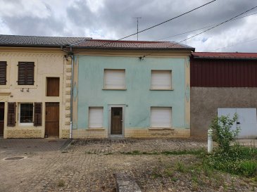                    !!! NOUVEAU PRIX NON NEGOCIABLE !!!

BELARDIMMO vous propose une petite maison de village à rénover avec 10 ares de terrain à Himeling (commune de Puttelange) à 5 minutes de Mondorff.  

Celle-ci conviendrait à une personne travaillant dans le bâtiment et/ou à une famille avec enfants. 

La maison se compose au RDC:

-d'un hall d'entrée
- Séjour - Salle à Manger
- Cuisine
- Salle de bain
- chaufferie avec sortie sur le jardin

A l'étage: 
- 3 chambres à coucher
- Débarras

- Accès grenier aménageable

En annexe : 
- Garage séparé

Pour plus d'informations, contactez-nous au 26 54 31 48.
Ref agence :JP120