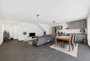 SUPERBE APPARTEMENT RÉCENT DE 1 CHAMBRE
AVEC EMPLACEMENT DE PARKING
wk immo, vous propose ce très bel appartement de 66 m au 2ème étage dans une petite copropriété de seulement 3 unités avec l emplacement couvert extérieur et buanderie privative. Pas d'ascenseur.
EN DÉTAIL:
- Hall d'entrée avec coin vestiaire
- Grand séjour lumineux ouvert sur la cuisine
- Cuisine entièrement équipée
- 1 chambre à coucher
- 1 salle de douche avec WC
- 1 grande cave avec raccords machine à laver
- 1 emplacement extérieur couvert
LES ATOUTS:
- Construction récente A/B
- Chauffage au sol
- Triple vitrage
- Emplacement de parking (en supplément pour 30.000 €)
- Buanderie privative
- Disponible de suite

Contactez Asmir Alomerovik au 661.213.286 ou par mail : info@asm.lu