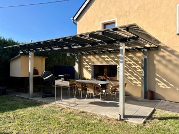 Renoviertes, großzügiges Wohnhaus mit Garten in ruhiger Lage Nähe Luxemburg!

Die im Jahr 1985 in Massivbau errichtete Immobilie steht in einer äußerst ruhigen Lage im Ort Ammeldingen. Das große Haus bietet circa 204 m² Wohnfläche und verfügt über mehrere Nebengebäude. Es steht auf einem Grundstück mit 730qm. Die überdachte Terrasse und der kleine Außenpool sind ein ideales Zuhause für die große Familie.

Parterre gelangen Sie in den großen Eingangsbereich von hier liegt, rechts der Heizungsraum und der Hauswirtschaftsraum. Durch den Flur gelangen Sie in das renovierte Badezimmer und zur renovierten Wohnküche die mit einem Holzofen bestückt ist.

Über die Treppe gelangen sie in das erste Obergeschoss und dem Wohnzimmer sowie 2 Schlafzimmer. Weiter ins 2. Obergeschoss liegen drei weitere Schlafzimmer und einen begehbaren Schrank mit Dachschräge. 

Die Nebengebäude mit der Werkstatt sind noch renovierungsbedürftig.
Auf dem Dach liegt eine PV-Anlage die 20kWh erzeugt und 200€ monatlich plus den Eigenverbrauch Ersparnisse bringt. 

Das Energie effiziente Haus wird durch die Pellet Heizung und der Luft Wärmepumpe beheizt.
Weiter steht eine Zisterne mit 10000l zur Verfügung.

Ausstattung: 
- Fußbodenheizung in Flur und Bad
-Dachpfannen
-Kunststoff Doppelglasfenster 
-1 Einbauküche
-Laminat, Fliesen, 
-1 Holzofen 
-Pellet Heizung mit Luft Wärmepumpe 