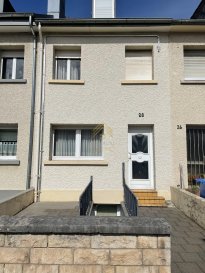 Real G Immo, vous propose cette maison mitoyenne à rénover construite sur un terrain de 1,52 ares située à Differdange/Fousbann.<br><br>Ce bien se compose comme suit :<br><br>RDCH :<br>- Un hall d\'entrée,<br>- Une cuisine équipée, <br>- Un salon/salle à manger,<br><br>1er étage :<br>- 2 chambres à coucher,<br><br>2ième étage:<br>- 2 chambres à coucher, <br>- Grenier pour rangement,<br><br>Au sous-sol:<br>- Salle de bain, <br>- Cave<br>- Atelier<br>- Terrasse et jardin. <br><br>REAL G IMMO vous accompagne dans toutes vos démarches administratifs et financières. Nous réalisons également une ESTIMATION GRATUITE de votre bien.<br><br>Pour plus de renseignement ou visite des lieux, nous restons à votre disposition au 28.66.39.1.<br><br>Visite possible le samedi sur rendez-vous.<br><br>Les prix s\'entendent frais d\'agence de 3 % TVA 16 % inclus.