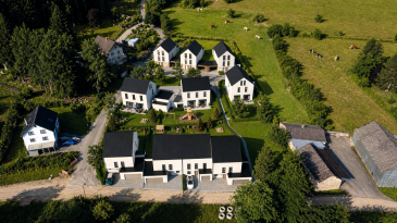 En future construction et située dans un NOUVEAU quartier EXCLUSIVEMENT résidentiel, SUPERBE Maison NEUVE (lot 10), présentant 3 « côtés libres », disposant d'une surface totale de +/- 236 m2 dont +/- 168 m2 habitables sur +/- 3.20 ares de terrain privatif, comprenant :

Au rez-de-chaussée :
- Hall d'accueil.
- WC séparé.
- Grand salon et salle à manger avec accès de plain-pied à la terrasse de +/- 25 m2 et au jardin (+ abris de jardin de +/- 5 m2 à l'extérieur).
- Cuisine non équipée ouverte ou fermée sur salle à manger.
- Arrière cuisine / débarras.
- Buanderie.
- Local technique.
- Garage pour 2 voitures côte à côte + emplacements extérieurs.

Au 1er étage :
- Hall d'étage.
- 1 suite parentale avec dressing et salle de bains privative.
- 3 chambres à coucher.
- Salle de bains principale.

Au 2ème étage :
- Pièce polyvalente pouvant servir de 4eme et/ou 5eme chambre, bureau, salle de jeux, fitness.
- Grenier mansardé de +/- 31 m2 au sol.

Classe énergétique A/A : Chaudière pompe à chaleur avec chauffage par le sol / Triple vitrage et volets électriques / VMC double flux / revêtements des sols et muraux inclus et au choix des clients / et salles de bains complètes avec meuble lavabo au choix inclus.

Les plans restent modifiables selon vos besoins et les nécessités techniques à respecter. Frais d'acte notarié applicables sur le montant de la quote-part de terrain. Application direct du taux de TVA à 3 %.

Le prix annoncé s'entend TTC 3 %.