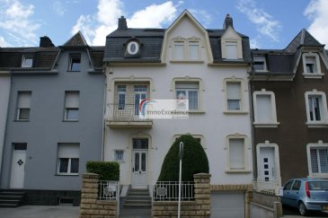 Sous compromis !!! IMMO EXCELLENCE vous propose en exclusivité cette jolie maison mitoyenne d\'une surface habitable d\'environ 171 m2 ainsi que d\'une surface utile d\'environ 273 m2 sur un terrain de 2.80 ares.<br><br>La maison se compose comme suit : Au rez-de-chaussée vous trouvez : Un hall d\'entrée, un spacieux double séjour, un W.C. séparé, ainsi qu\'une cuisine équipée. Au 1er étage vous trouvez : Un hall avec accès sur un balcon, une cuisine sinon bureau, ainsi que deux chambres-à-coucher dont une avec accès sur un balcon. Au 2ème étage vous trouvez : Un hall, une salle-de-bains, ainsi que trois chambres-à-coucher. Au sous-sol vous trouvez : Une chaufferie avec buanderie, un W.C. séparé, une salle-de-douche, une cave, un garage avec accès sur la terrasse ainsi que le jardin.<br><br>La maison dispose également d\'un grenier non aménagé ainsi que d\'un emplacement extérieur pour une voiture.<br><br>Autres atouts : Chaudière à gaz de marque VIESSMANN, fenêtres en double vitrage ( partiellement électrique ), joli jardin entièrement aménagé. <br><br>Les dalles sont partiellement en béton partiellement en bois.<br><br>La maison se situe à proximité de toutes commodités et à quelques mètres de l\'école. Grand parking à 20 mètres.<br><br>A voir absolument !!<br><br>Pétange se situe à seulement 25 minutes du centre-ville de Luxembourg.<br><br>Pétange est une localité luxembourgeoise et le chef-lieu de la commune portant le même nom située dans le canton d\'Esch-sur-Alzette. <br><br>Pétange a pour particularité de jouxter, à l\'ouest de son territoire, le tripoint Belgique-France-Luxembourg situé à la jonction des frontières de ces trois pays. Elle fait d\'ailleurs partie d\'une agglomération transfrontalière : l\'agglomération transfrontalière du pôle européen de développement. <br><br>