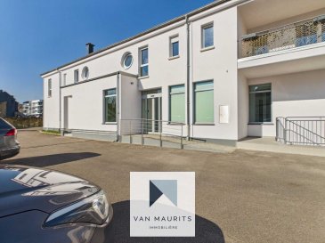 This description is related to real estate. 

**Idéalement situé au centre de Mamer, ce duplex construit en 2003 est disponible immédiatement. D'une surface habitable d'environ 88 m², il se trouve en bon état et offre une distribution fonctionnelle sur deux niveaux, avec deux terrasses agréables.**

**Le duplex se présente comme suit :**

**Au premier étage, un hall d'entrée de ± 12 m² dessert la partie jour, celle-ci se compose d'un séjour lumineux de ± 29 m², d'une cuisine séparée et équipée de ± 8 m², ainsi que de deux débarras de ± 1 et 2 m² offrant des espaces de rangement pratiques. Un wc séparé de ± 2 m² complète ce niveau.**

**Le deuxième étage comprend deux chambres de ± 13 m² chacune, reliées par un couloir de ± 3 m². Une salle de douche de ± 5 m² (avec lavabo, douche et wc). Ce niveau bénéficie également de deux terrasses, l'une de ± 5 m² avec marquise manuelle et l'autre de ± 7 m².**

**Au sous-sol, une cave privative de ± 5 m² (n°2), un garage fermé de ± 15 m² (n°5, à gauche) ainsi qu'un local vélos commun complètent ce bien.**

**Détails complémentaires**

**- Duplex en bon état**  
**- Chauffage par radiateurs**  
**- Sols en carrelage et parquet**  
**- Châssis PVC avec volets manuels**  
**- Cuisine équipée et aménagée (four, frigo, hotte aspirante, lave-vaisselle, meubles, plan de travail, table)**  
**- Passeport énergétique : F-E**  

**Environnement et services :**  
**À proximité des transports en commun, commerces, écoles, crèches, centre sportif, parc de jeux, restaurants, ainsi que des connexions autoroutières et de la gare, ce duplex bénéficie d'un emplacement pratique et recherché.**  
**Agent responsable : Jimmy de Brabant**  
**Tél. : +352 661 167 494**  
**E-mail : jimmy@vanmaurits.lu**