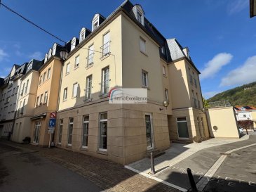 IMMOEXCELLENCE vous propose en exclusivité ce joli appartement d'une surface habitable d'environ 88 m², situé au dernier étage d'une résidence en plein centre d'Echternach.

L'appartement se compose comme suit : un hall d'entrée (6,02 m²), une cuisine équipée (7,32 m²), un WC séparé (1,67 m²), une salle de bains avec douche (6,60 m²), un double séjour spacieux (38,43 m²), un débarras avec buanderie (4,58 m²), une première chambre à coucher (12,99 m²), une deuxième chambre à coucher (10,44 m²), ainsi qu'une cave (2,75 m²).

Idéalement situé au coeur d'Echternach, cet appartement bénéficie de la proximité immédiate de toutes les commodités, notamment des commerces, des restaurants et des services. La ville de Luxembourg est accessible en environ 25 minutes en voiture.

Conditions de location : Occupation limitée à 3 personnes maximum.  Un contrat de travail à durée indéterminée (CDI), sans période d'essai en cours, est indispensable.

Ce bien représente une belle opportunité pour un couple ou une petite famille à la recherche d'un appartement spacieux, idéalement situé.

Pour tout renseignement complémentaire ou pour organiser une visite, n'hésitez pas à contacter IMMOEXCELLENCE.



MMOEXCELLENCE bietet Ihnen exklusiv diese schöne Wohnung mit einer Wohnfläche von ca. 88 m² an. Sie befindet sich im obersten Stockwerk einer Residenz im Zentrum von Echternach.

Die Wohnung setzt sich wie folgt zusammen: Ein Eingangsbereich (6,02 m²), eine Einbauküche (7,32 m²), ein separates WC (1,67 m²), ein Badezimmer mit Dusche (6,60 m²), ein großzügiges Doppelwohnzimmer (38,43 m²), ein Abstellraum mit Waschküche (4,58 m²), ein erstes Schlafzimmer (12,99 m²), ein zweites Schlafzimmer (10,44 m²) sowie ein Kellerabteil (2,75 m²).

Die Wohnung befindet sich in idealer Lage im Herzen von Echternach und liegt in unmittelbarer Nähe zu allen Annehmlichkeiten des täglichen Lebens, darunter Geschäfte, Restaurants und verschiedene Dienstleistungen. Die Stadt Luxemburg ist mit dem Auto in ca. 25 Minuten erreichbar.

Mietbedingungen: Die Wohnung ist für maximal 3 Personen geeignet. Ein unbefristeter Arbeitsvertrag (CDI) ohne laufende Probezeit ist zwingend erforderlich.

Diese Wohnung bietet eine attraktive Gelegenheit für ein Paar oder eine kleine Familie, die eine geräumige Wohnung in zentraler Lage sucht.

Für weitere Informationen oder zur Vereinbarung eines Besichtigungstermins kontaktieren Sie bitte IMMOEXCELLENCE.



IMMOEXCELLENCE is pleased to offer you this lovely apartment exclusively. With a living area of approximately 88 m², the property is located on the top floor of a residential building in the very centre of Echternach.

The apartment comprises an entrance hall (6.02 m²), a fitted kitchen (7.32 m²), a separate WC (1.67 m²), a bathroom with shower (6.60 m²), a spacious double living room (38.43 m²), a storage room with laundry area (4.58 m²), a first bedroom (12.99 m²), a second bedroom (10.44 m²), as well as a private cellar (2.75 m²).

Ideally situated in the heart of Echternach, the apartment benefits from immediate access to all local amenities, including shops, restaurants and various services. Luxembourg City can be reached in approximately 25 minutes by car.

Rental conditions: Maximum occupancy: 3 people. A permanent employment contract (open-ended contract) with no probationary period is mandatory.

This property is an excellent opportunity for a couple or a small family looking for a spacious apartment in a prime central location.

For further information or to arrange a viewing, please do not hesitate to contact IMMOEXCELLENCE.