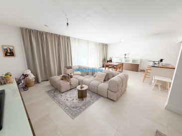 EXCLUSIVITÉ HOUSE FOR YOU, Superbe appartement 3 chambres avec balcon, parking intérieur et espace polyvalent à Tétange.  
Situé dans un quartier résidentiel calme et recherché de Tétange, cet élégant appartement d'environ 98,34 m² habitables, vous séduira par ses beaux volumes, sa luminosité et sa situation idéale à proximité immédiate de toutes les commodités.  
Installé au 2ieme étage d'une résidence soignée construite en 2007, comprenant seulement 6 appartements, ce bien offre un cadre de vie agréable et familial tout en bénéficiant d'un accès rapide vers Esch-sur-Alzette, Belval, Dudelange et Luxembourg-Ville.  
Un espace de vie généreux et convivial, dès l'entrée, vous découvrirez une magnifique pièce de vie de près de +/- 53 m², composée :  
- d'une cuisine équipée moderne avec îlot central,  
- d'une salle à manger conviviale,  
- d'un spacieux séjour baigné de lumière naturelle, avec accès direct à un agréable balcon de 4,11 m² idéal pour profiter des beaux jours.  
L'appartement se compose de :  
- Hall d'entrée  
- Cuisine équipée ouverte avec îlot central  
- Salle à manger et séjour de 52,89 m²  
- Balcon de 4,11 m²  
- Chambre parentale de 16,28 m² avec dressing  
- Deuxième chambre de 13,32 m²  
- Salle de douche de 6,80 m²  
- WC séparé  
Un véritable atout supplémentaire  
Au grenier, une pièce aménagée de +/-7,81 m² offre de nombreuses possibilités :  
- Bureau pour télétravail, Salle de loisirs, Atelier créatif, Espace esthétique ou profession libérale  
Annexes et commodités  
Au sous-sol :  
- Parking intérieur privatif  
- Buanderie commune  
- Local à vélos  
Situation privilégiée  
Vous bénéficierez d'un environnement pratique au quotidien avec :  
- Écoles fondamentales et structures d'accueil à proximité  
- Crèches et maisons relais  
- Supermarché Cactus et commerces de proximité  
- Pharmacies, médecins et services essentiels  
- Arrêts de bus accessibles à pied avec plusieurs lignes desservant Esch-sur-Alzette, Kayl, Rumelange, Dudelange et Luxembourg-Ville.  
- Gare CFL de Tétange à quelques minutes.  
- Accès rapide aux principaux axes routiers et à l'autoroute A13 permettant de rejoindre facilement l'ensemble du pays.  
Informations techniques  
- Résidence construite en 2007  
- Dalles en béton  
- Fenêtres PVC double vitrage  
- Chauffage au gaz  
- Toiture révisée en 2024  
- Porte de garage motorisée et sectionnelle  
- Porte d'entrée sécurisée  
- Résidence parfaitement entretenue  
Les points forts qui font la différence  
- Résidence à taille humaine de seulement 6 appartements  
- Grand espace de vie de plus de 50 m²  
- 2 chambres + espace aménagé supplémentaire  
- Parking intérieur privatif  
- Quartier calme et familial  
- Excellente connexion aux transports et axes routiers  
- Toiture révisée récemment  
- Aucun travaux importants à prévoir  
Les frais d'agence sont à charge des vendeurs.  
Une opportunité rare à Tétange, idéale pour une famille, un jeune couple ou toute personne à la recherche d'un logement spacieux, confortable et prêt à emménager.  
Contactez HOUSE FOR YOU dès aujourd'hui pour organiser une visite et découvrir tout le potentiel de ce bien.