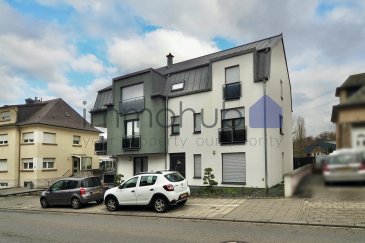 immohub, votre partenaire immobilier à Belvaux, vous présente en exclusivité ce duplex avec grenier aménagé, idéalement situé à proximité de toutes les commodités et à l'arrière d'une résidence soignée de 5 unités construite en 2011. Le bien dispose d'un balcon avec vue dégagée, d'un emplacement intérieur et de deux chambres à coucher.

R+1 (HSP : 2,49 m)
-Hall d'entrée : 2,42 m², équipé d'un interphone et d'une porte d'entrée sécurisée
-WC séparé : 1,63 m²
-Débarras : 1,35 m²
-Double séjour avec cuisine équipée ouverte : 22,52 m²
-Balcon orienté nord-est, avec vue dégagée et prise électrique : 11,70 m²

R+2 (HSP : 2,51 m)
-Hall de nuit avec interphone : 3,50 m²
-Salle de douche : 3,60 m²
-Chambre I avec dressing : 22,60 m², donnant accès au grenier aménagé (HSP : 2,40 m - 4,00 m)
-Grenier aménagé avec fenêtre de toit, accessible via escalier : ± 12,60 m² pour une hauteur de 1,80 m ; surface utile cadastrale : 23,85 m²
-Chambre II : 12,40 m² (HSP : 2,51 m - 4,00 m)

Caractéristiques du duplex
-Balcon : 11,70 m²
-Orientation : Nord-Est
-1 emplacement intérieur
-Double vitrage / Châssis PVC / Volets électriques / Stores intérieurs
-Chauffage au gaz
-Fibre optique
-Dalles en béton
-Cave privative : surface utile cadastrale 12,45 m²
-Buanderie commune
-CPE : D/C
-Électroménagers SIEMENS / Plan de travail en granit
-Surface habitable selon cadastre : ± 76 m²
-Surface utile (grenier inclus) selon cadastre : ± 99,76 m²