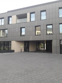 REMAX Real Estate Services, Spécialiste de l'immobilier au Luxembourgi, vous propose à la location à STRASSEN, proche de toutes lcommodités et voies d'accès autoroutiers , ce magnifique espace Bureau à moduler et personnaliser selon vos besoins et gouts.

Situé au 1er étage (ascenseur) d'un bâtiment ultra moderne, HIGH TECH, certifié BREEAM, aux normes environnementales et énergétiques actuelles ce bureau open-space, vous est livré neuf et modulable selon l'engagement de durée. 
Doté de grandes baies vitrées, de spécificités techniques ultra-moderne (façade active, câblages électrique et informatique, gaines au sol...) à découvrir sur place, cet espace bureau vous séduira par son calme absolu.
Confort visuel, acoustique et thermique optimum, cet espace bureau représente la nouvelle génération de bureaux high tech étonnant.
Au sein d'un bâtiment inscrit dans la catégorie des constructions durables, il assure une qualitè de vie et de travail de ses occupants sans pareIL

20 places de parking intérieures sécurisées sont à disposition, à la location

Important : Possibiité également 
  - d'un espace bureau de 343,33 m2 à 9947 € ht/mois ou de 440 m2 à 12876 € ht /mois

Contact Bertrand GILL   GSM  691 89 80 10  
Ref agence :5095688